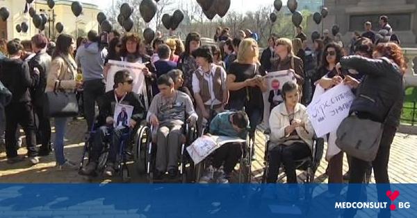 Родители на деца с увреждания отиват на протест пред парламента