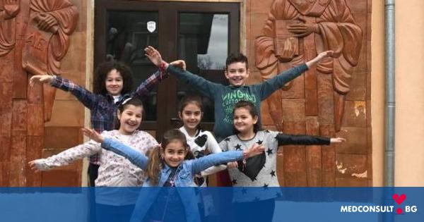 Деца правят дарение за малките пациенти на „Пирогов“